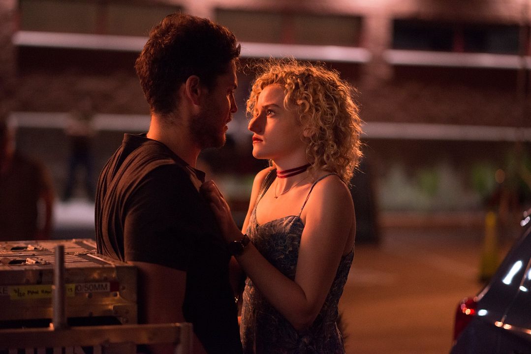 Mae au bord de l'eau : Photo Julia Garner