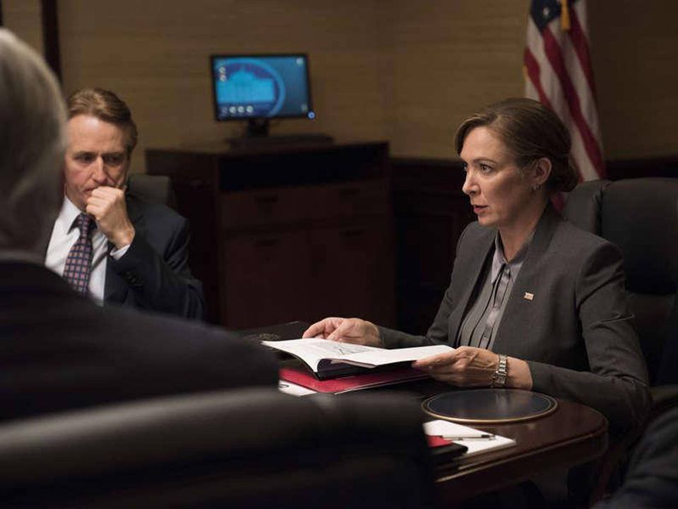 Homeland : Photo Elizabeth Marvel, Linus Roache