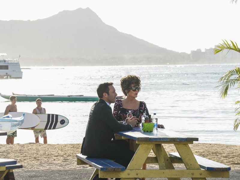 Hawaii Five-0 (2010) : Photo Joan Collins, Alex O'Loughlin