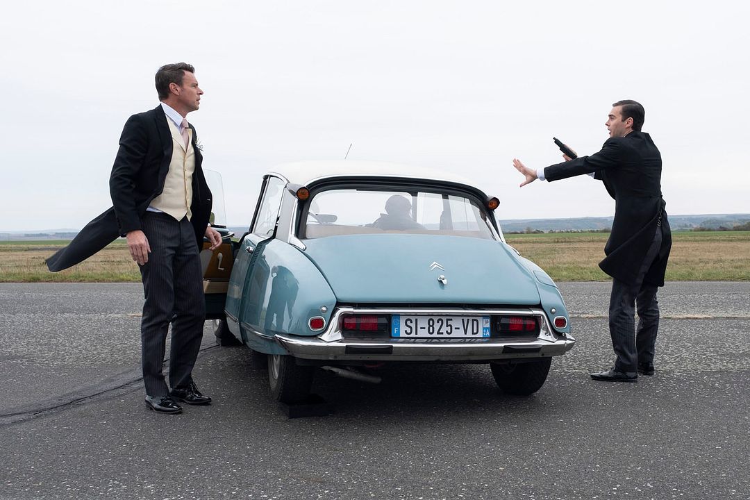 Whiskey Cavalier : Photo Joe Doyle, Scott Foley