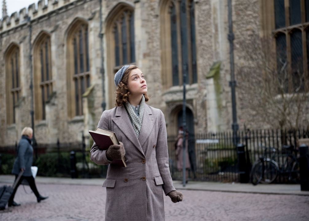 Red Joan : Photo Tom Hughes, Sophie Cookson