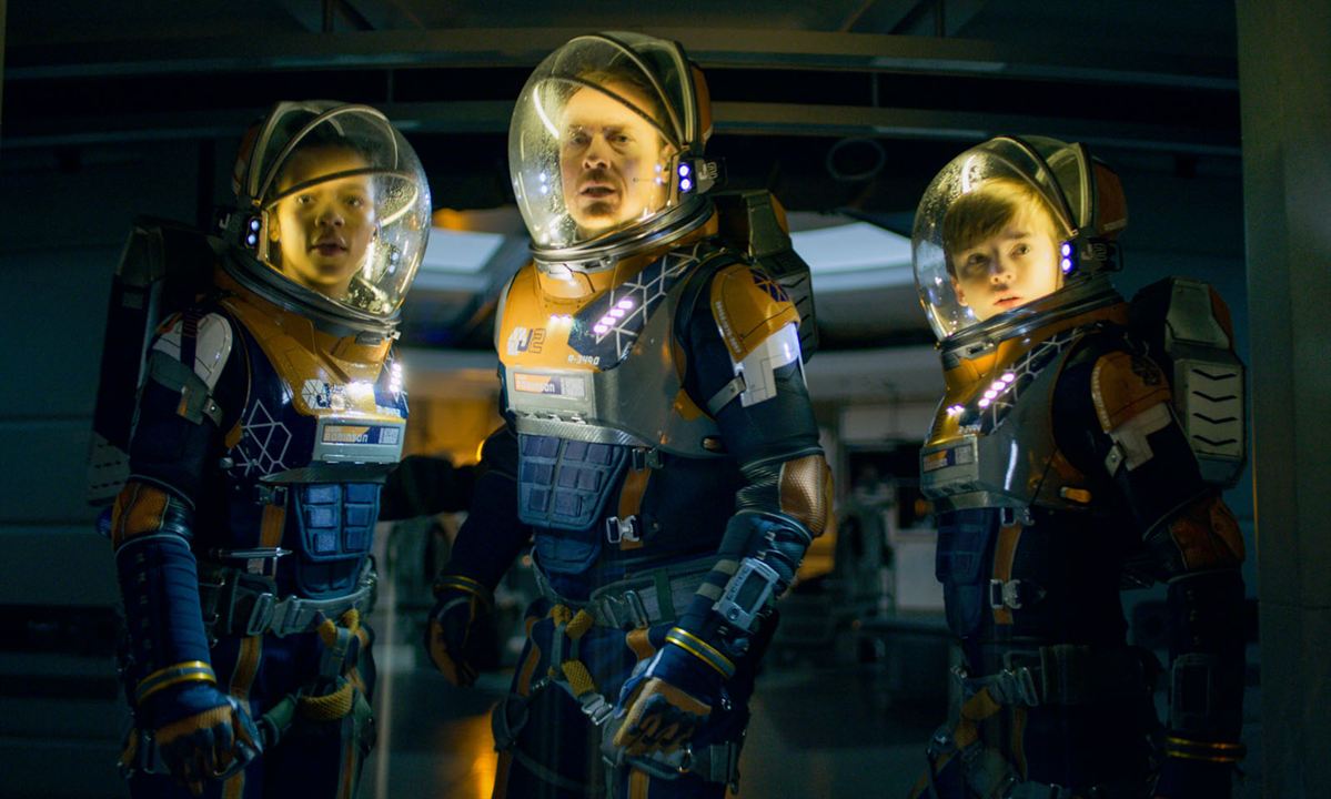 Perdus dans l'espace (2018) : Photo Maxwell Jenkins (II), Toby Stephens, Taylor Russell