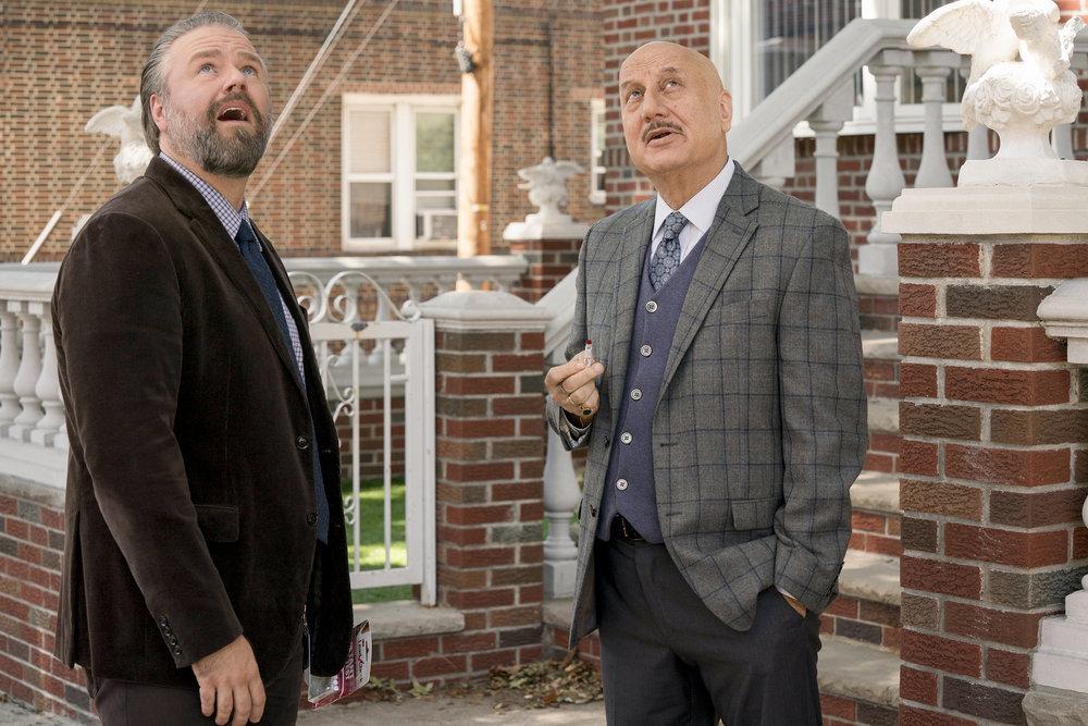 New Amsterdam (2018) : Photo Tyler Labine, Anupam Kher