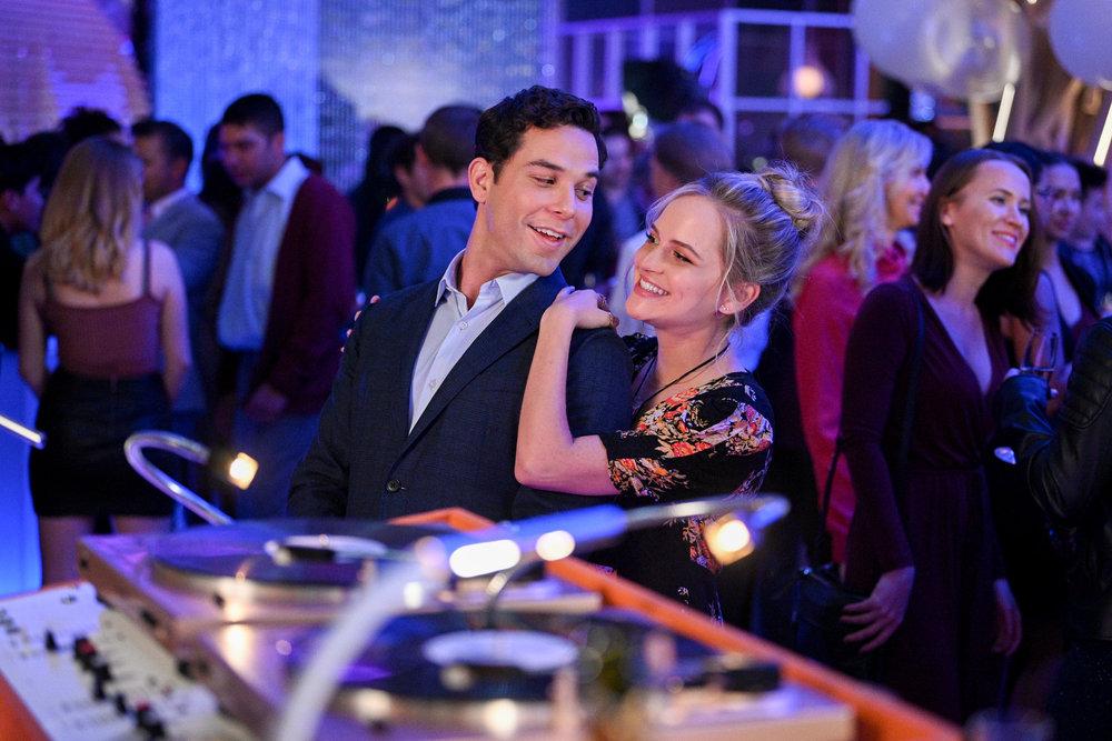 Zoey et son incroyable playlist : Photo Skylar Astin, Stephanie Styles