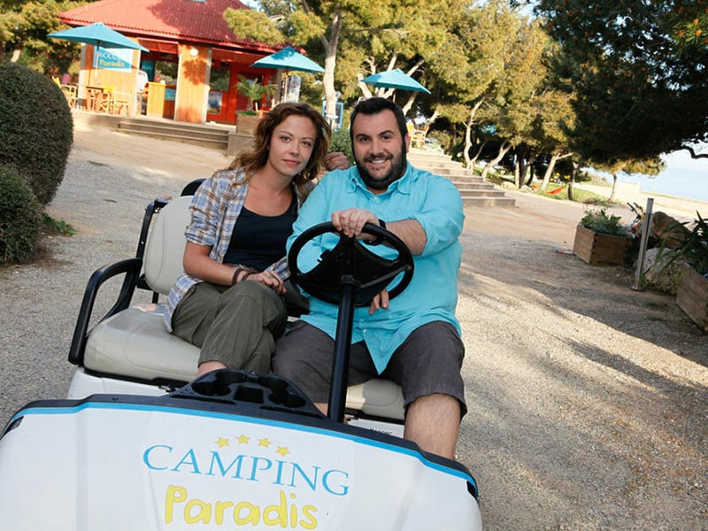Camping Paradis : Photo promotionnelle Dounia Coesens, Laurent Ournac