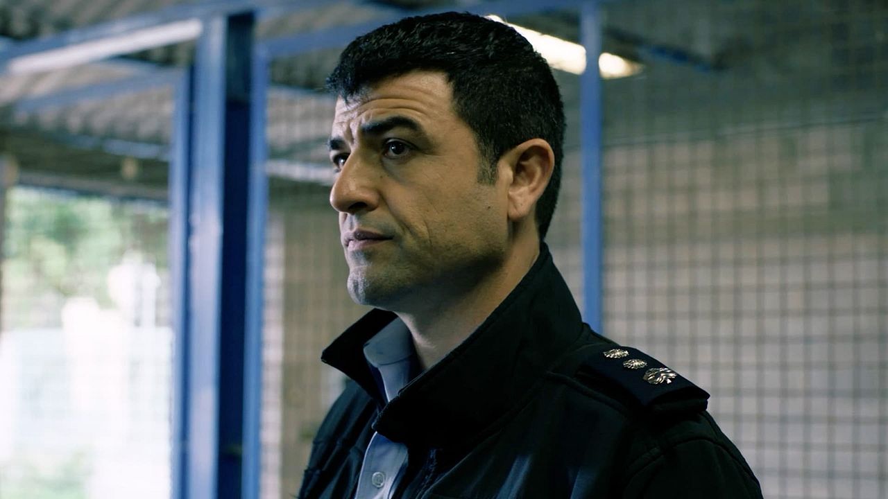 Manayek – Trahison dans la police : Affiche