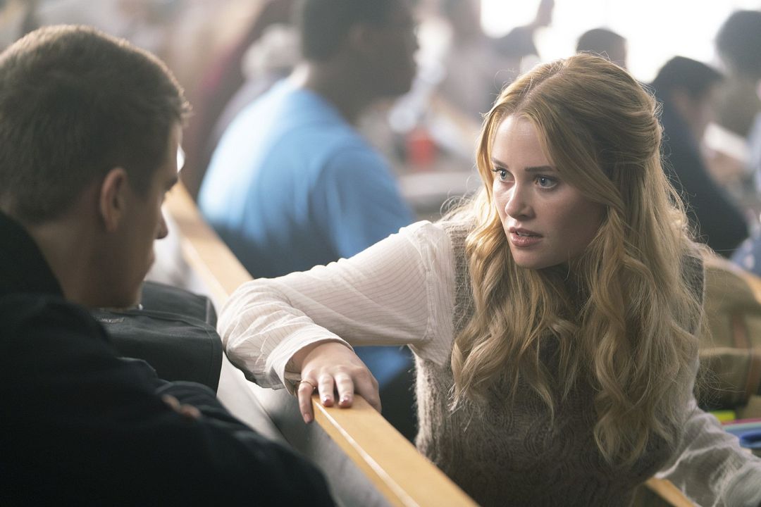 Joli Désastre : Photo Virginia Gardner
