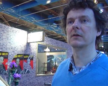 Michel Gondry nous fait une visite guidée de son usine de films amateurs.