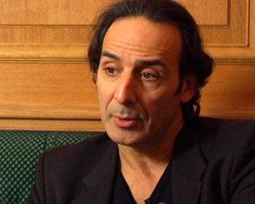 Alexandre Desplat nous parle de sa collaboration avec Terrence Malick et de la façon dont ils ont travaillé ensemble sur la musique du film. 