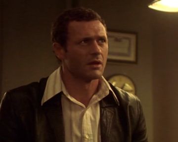 Extrait Saison 1 - épisode 1 : Sam Tyler, détective principal en 2006, se retrouve projeté en 1973 suite à un accident. Ce qu'il voit est-il réel ? Il est désormais simple détective à une époque où les procédures policières ne sont pas aussi réglementées et les technologies pas encore développées.