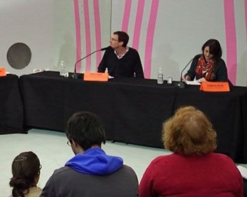 Emission spéciale Table Ronde AlloCine / Festival Séries Mania  "Une série peut; elle être politique ?" Telle est la question posée aux spécialistes Séries invités: Delphine Rivet (Journaliste pour Reviewer.fr), Amandine Prié (Co; Auteur du Blog "Des series et des Hommes" et co; auteur du livre "Créatures ! : Les monstres des séries télé"), Olivier Joyard (Journaliste aux Inrockuptibles et auteur de documentaires sur les séries télévisées) et Manuel Raynaud (Co; fondateur de Spin; Off.fr).