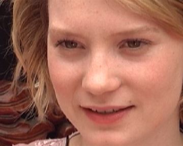 Le départ des voitures d' "Edward aux mains d'argent" par Mia Wasikowska...