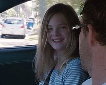"T'es vraiment douée" - Johnny (Stephen Dorff) complimente sa fille (Elle Fanning) sur ses talents de patineuse artistique.