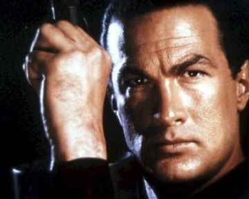 L'acteur de la semaine : Steven Seagal; L'extrait en plus : "Terrain miné"; Rubrique "La loi c'est moi"; L'extrait en trop : "Hors limites"; La suite sur www.nanarland.com