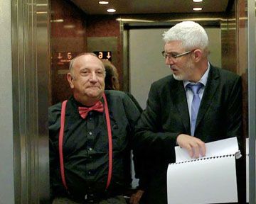 Rival du Coach au sein de la société, Pierre Titipoulos menace de dévoiler sa mauvaise gestion financière...