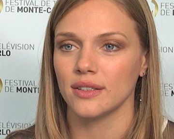 Rencontre avec Tracy Spiridakos au Festival de Monte-Carlo 2013 pour évoquer la saison 2 de "Revolution"... et l'hypothèse d'un monde sans frigos et sans micro-ondes.
