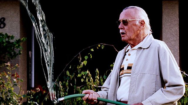 "Hé ! Mais ça serait pas le type qui a inventé les super-héros Marvel ? Si, si, c'est lui..."