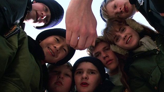 "Qu'est-ce que vous faites dehors à cette heure-ci ? Ils sont où vos parents ?"