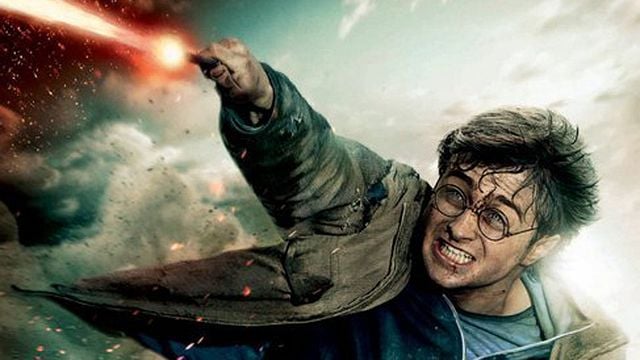 Visite guidée du Warner Studio Tour, situé dans la banlieue de Londres et grâce auquel on découvre les coulisses d'Harry Potter. En compagnie d'une partie de l'équipe du film, retour sur la saga magique, au beau milieu de l'univers créé par J.K Rowling...