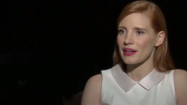 La chanson Singing in the Rain de "Chantons sous la pluie", par Jessica Chastain.