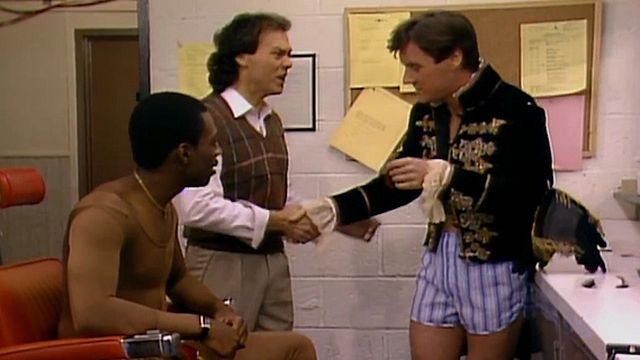 Au début des années 80, les stars du Saturday Night Live s'appelaient Billy Crystal, Dana Carvey, mais aussi Michael Keaton et Eddie Murphy. Les deux compères, épaulés par le Monty Python Michael Palin, se livrent ici à un numéro mi-écrit mi-impro...