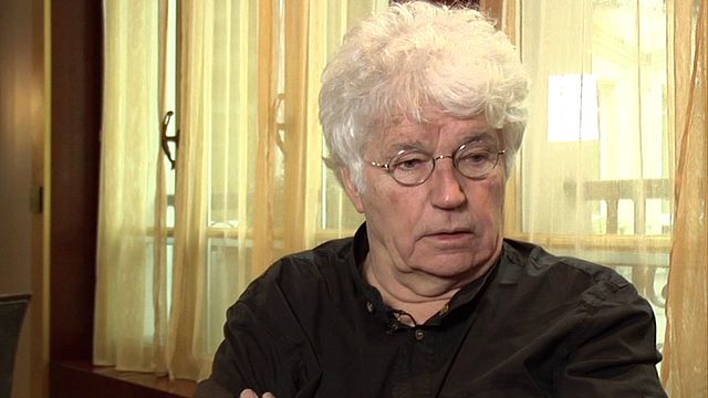 60 jours de tournage pour une scène de 6 minutes... Une scène de cavalcade dans la nuit et le blizzard impressionnante... Au micro d'AlloCiné, Jean-Jacques Annaud revient sur les coulisses de&nbsp;la scène "probablement la plus difficile à tourner de sa vie" pour Le Dernier Loup.