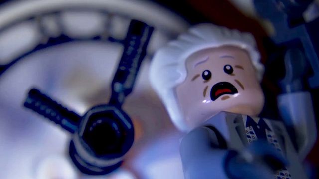 Quand les génies de Macro Lego Universe revisitent la scène de l'horloge de "Retour vers le futur" en Lego, forcément, ça casse des briques !