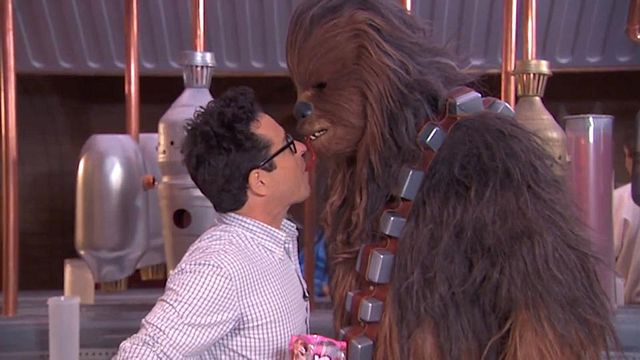 Le célèbre Wookie mange un Twizzler avec le réalisateur de "Star Wars : Episode VII - Le Réveil de la Force"... pour sensibiliser à l'autisme !