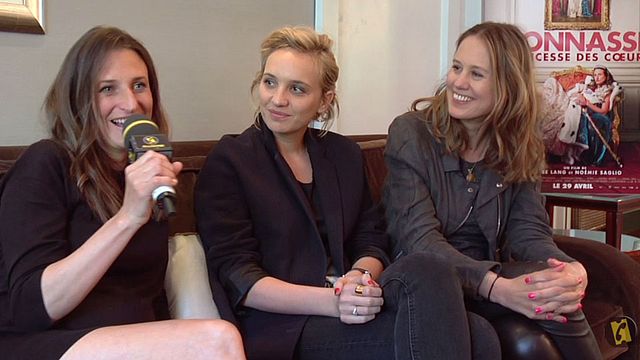 Connasse : comment ça marche ? A l'image du programme court à succès, le long métrage "Connasse, Princesse des coeurs" a été tourné intégralement en caméra cachée. Comment l'équipe a-t-elle opéré pour ne pas se faire démasquer ? Les réalisatrices Eloise Lang et Noémie Saglio, accompagnées de la "Connasse" Camille Cottin, nous dévoilent leurs secrets de fabrication !