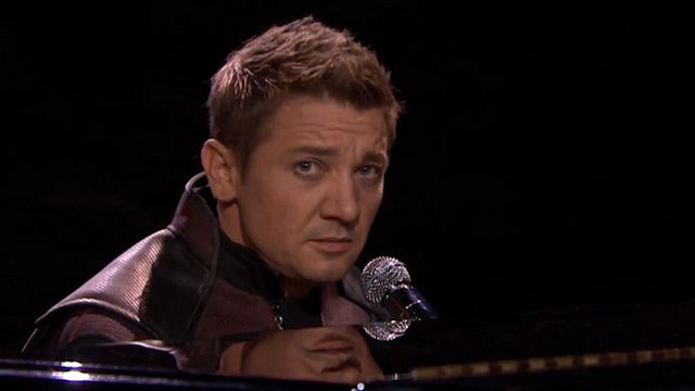 Chez Jimmy Fallon, Jeremy Renner a donné de la voix pour mettre en avant son personnage dans Avengers : L'ère d'Ultron.