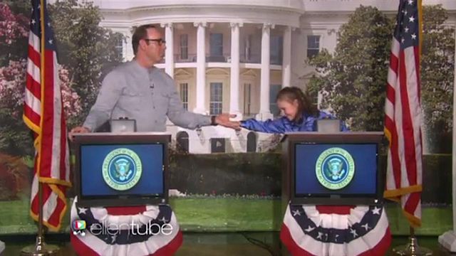 Celui qui joue Francis Underwood dans la série "House Of Cards" devrait s'y connaître en politique... Au moins, mieux qu'un enfant !