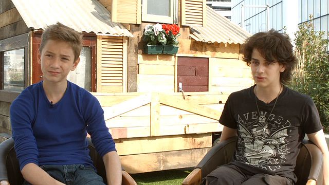 Michel Gondry se remémore son adolescence dans "Microbe et gasoil", son nouveau long métrage, après l'Ecume de jours. AlloCiné a rencontré le réalisateur et ses deux jeunes comédiens principaux, Ange Dargent ("Microbe") et Théophile Baquet ("Gasoil").