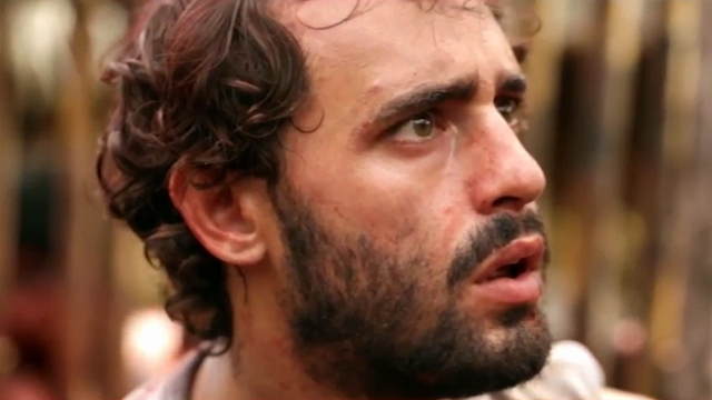 L'un des activistes new-yorkais capturés par une tribu particulièrement hostile se voit réserver un terrible sort. (Avertissement : des scènes, des propos ou des images peuvent heurter la sensibilité des spectateurs)