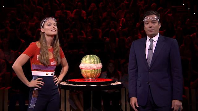 Saviez-vous qu'il suffisait de mettre des élastique autour d'une pastèque pour qu'elle explose ? Olivia Wilde tente l'expérience chez Jimmy Fallon...