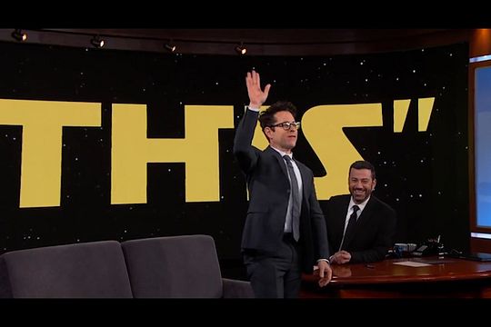 Sur le plateau du talk-show animé par Jimmy Kimmel, J.J. Abrams dévoile le premier mot prononcé dans Star Wars - Le Réveil de la Force, ainsi qu'un court extrait du film.