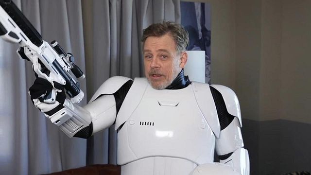 Mark Hamill se déguise en Stormtrooper et va marcher sur Hollywood Boulevard pour demander aux passants de faire un don à Star Wars - Force to Change.