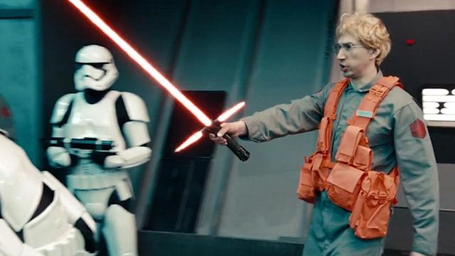 Invité au Saturday Night Live, Adam Driver a repris son rôle de Kylo Ren le temps d'un sketch désopilant.