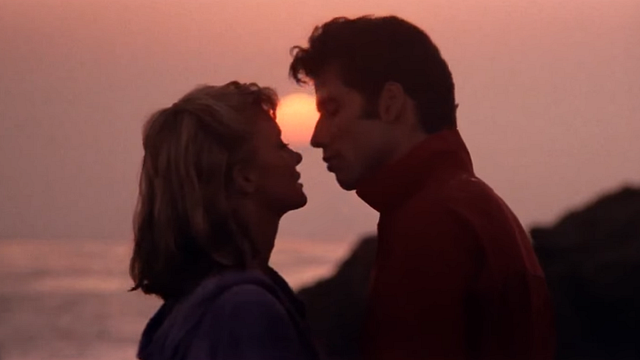 "La mer, le soleil, le sable… Il manque plus qu’un bisou !"