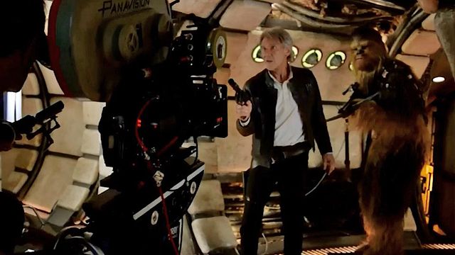 J.J. Abrams s'apprête à tourner la première scène avec Han Solo et Chewbacca à bord du Faucon Millenium...