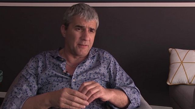 La réalisateur français a dévoilé en compétition officielle son nouveau long métrage, "Rester Vertical". Une oeuvre aussi radicale que son précédent film, "L'Inconnu du lac"...