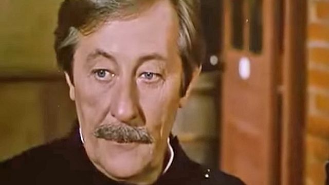 Le Bal des casse-pieds Trailer