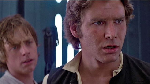 Ron Howard&nbsp;fait le narrateur de toute la vie d'Han Solo, en commençant par l'épisode IV, comme dans la fameuse série télévisée&nbsp;Arrested Development !