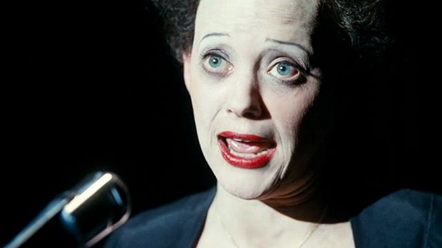 "Je dois chanter" - Epuisée, Edith Piaf (Marion Cotillard) quitte la scène...