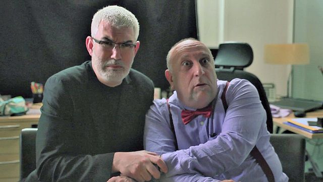 Après une campagne électorale sanglante, la vie reprend son cours chez AlloCiné : Grégoire a un nouveau copain, Hugo a un nouveau boulot et le Coach cherche un nouveau slogan.