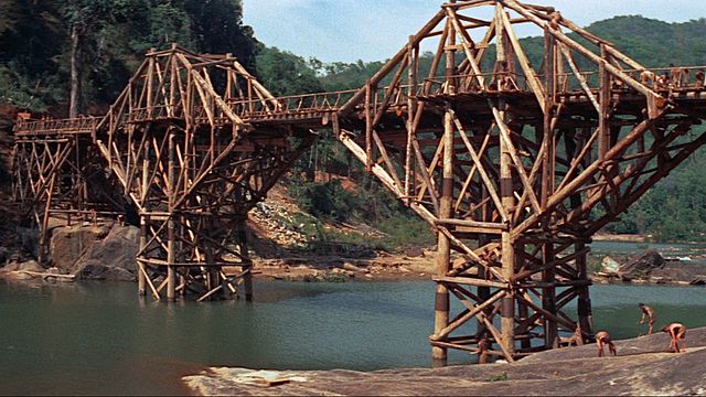 "Tu me rejoins ? Je suis de l'autre côté ! Ben là, ça va être compliqué..." - Top 5 des ponts impossibles à traverser.