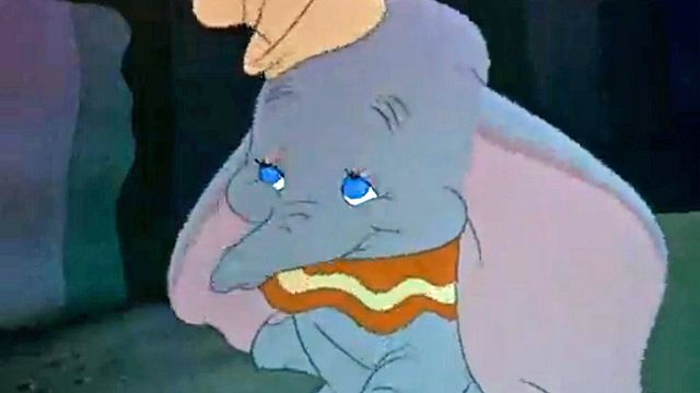 Après avoir bu du champagne par erreur, Dumbo assiste à la Marche des Eléphants Roses !