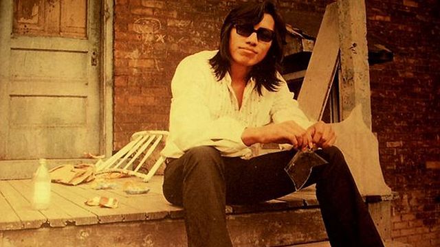 "Vous vous souvenez, il y a 1 an, on croyait tous qu'il nous restait seulement quelques mois à vivre à cause des Mayas... Et on allait au ciné aussi..."